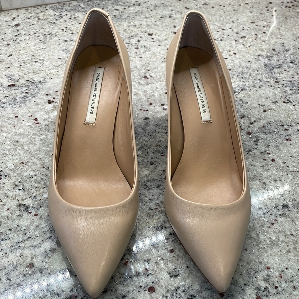 Diane von Furstenberg nude leather pump size 8, 3 inch.